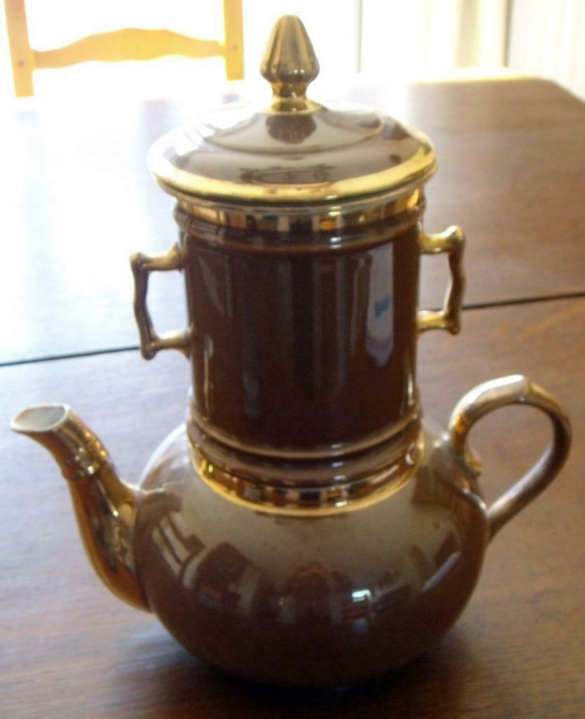Ancienne cafetière en céramique émaillée brune + dorures, Antiquités & Art, Enlèvement ou Envoi