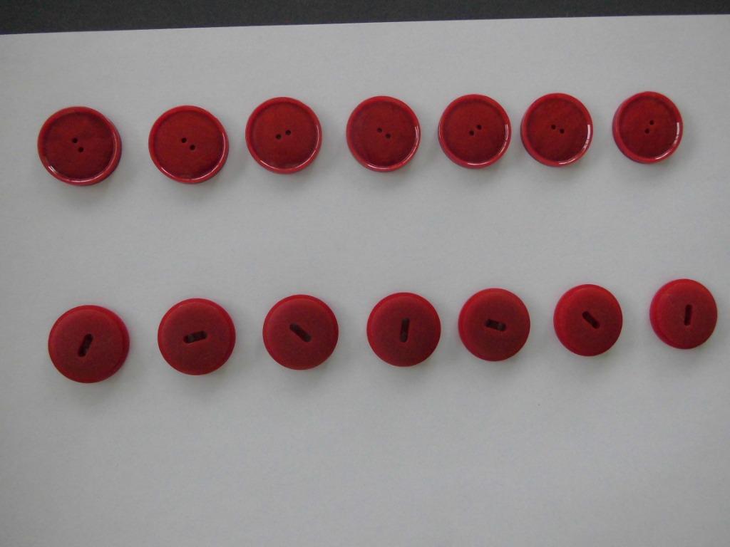 LOT de 14 Boutons Rouges  25mm, Hobby & Loisirs créatifs, Enlèvement, Neuf, Bouton ou Boutons