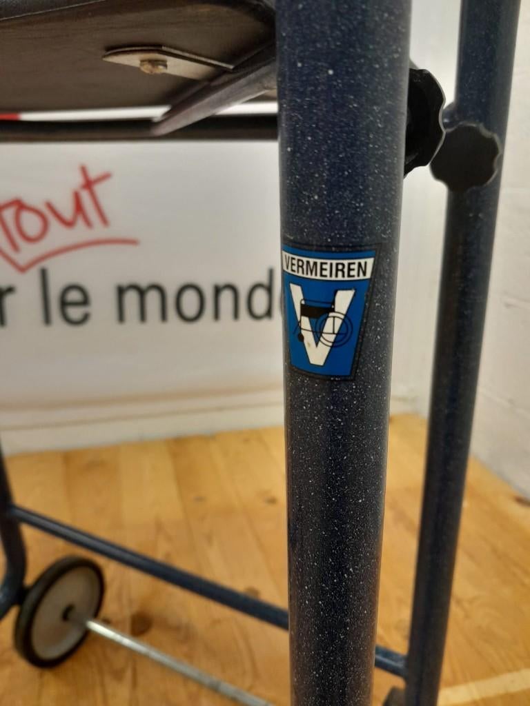 Tribune d'intérieur vendue par la Croix-Rouge, Divers, Enlèvement