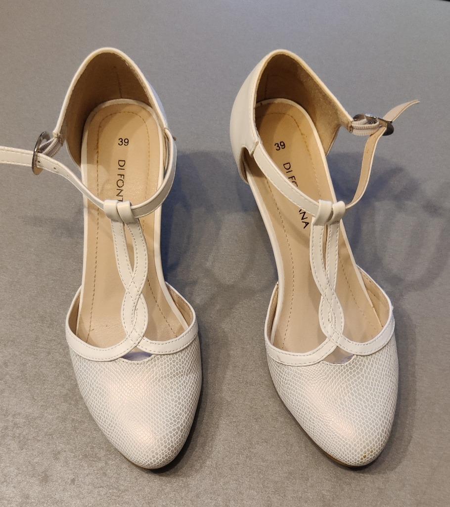 Slanke, lederen pumps met een riempje, Kleding | Dames, Schoenen, Zo goed als nieuw, Pumps, Wit, Ophalen of Verzenden