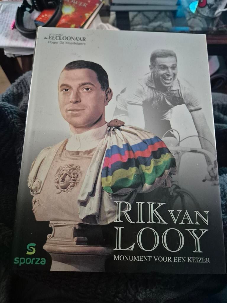R. De Maertelaere - Rik van Looy monument voor een keizer, Enlèvement ou Envoi, Comme neuf, R. De Maertelaere