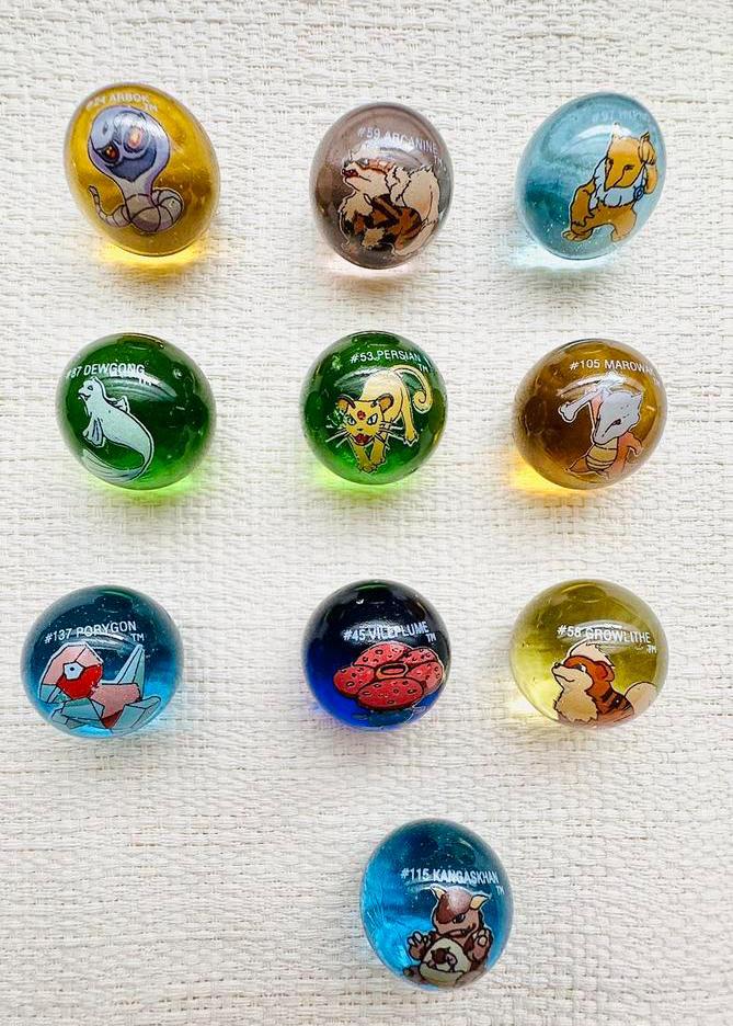 Lot 32 billes Pokémon + 2 Pochettes. ( billes irisées ), Enlèvement, Comme neuf, Autres types, Foil