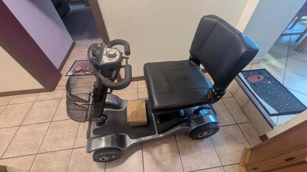 Scooter sapphire 2,4wheel scooter zo goed als nieuw, Ophalen