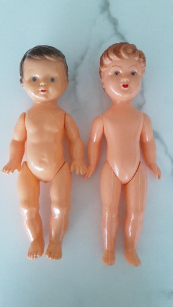 2 vintage plastieken poppen, Verzamelen, Ophalen of Verzenden, Kleertjes