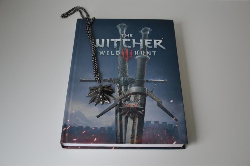The Witcher wild hunt strategy guide boek met ketting, Ophalen of Verzenden, Zo goed als nieuw