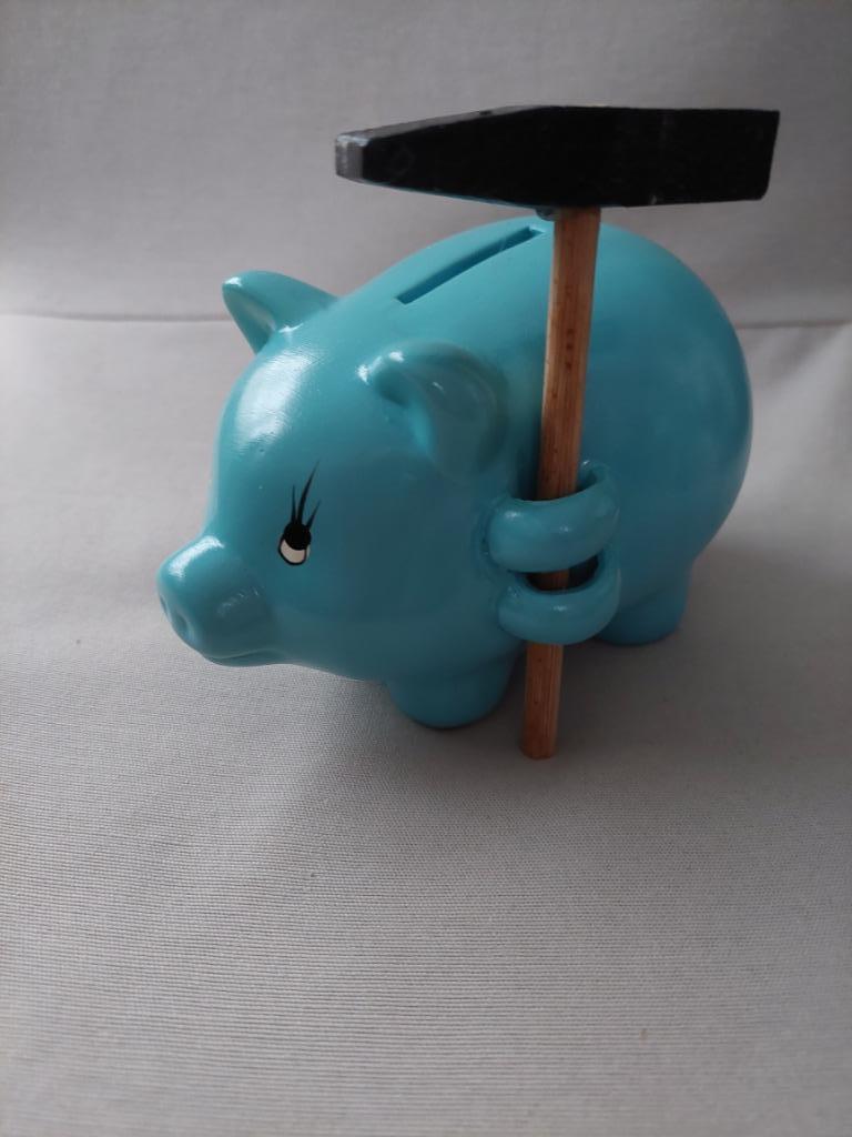 Tirelire petit cochon bleu et son marteau, Enlèvement ou Envoi, Neuf, Pierre, Poterie ou Céramique, Autres thèmes