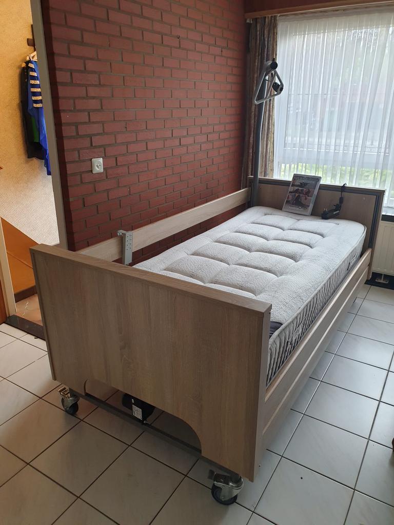 1 persoons elektrisch senioren bed met matras en hulpstukken, Enlèvement