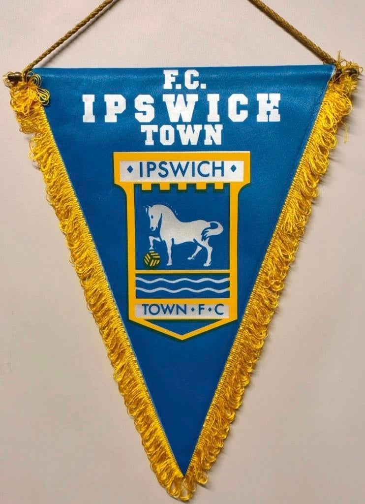 1992-93 Ipswich Town sublieme vintage vaandel vaantje, Ophalen of Verzenden, Zo goed als nieuw, Spel