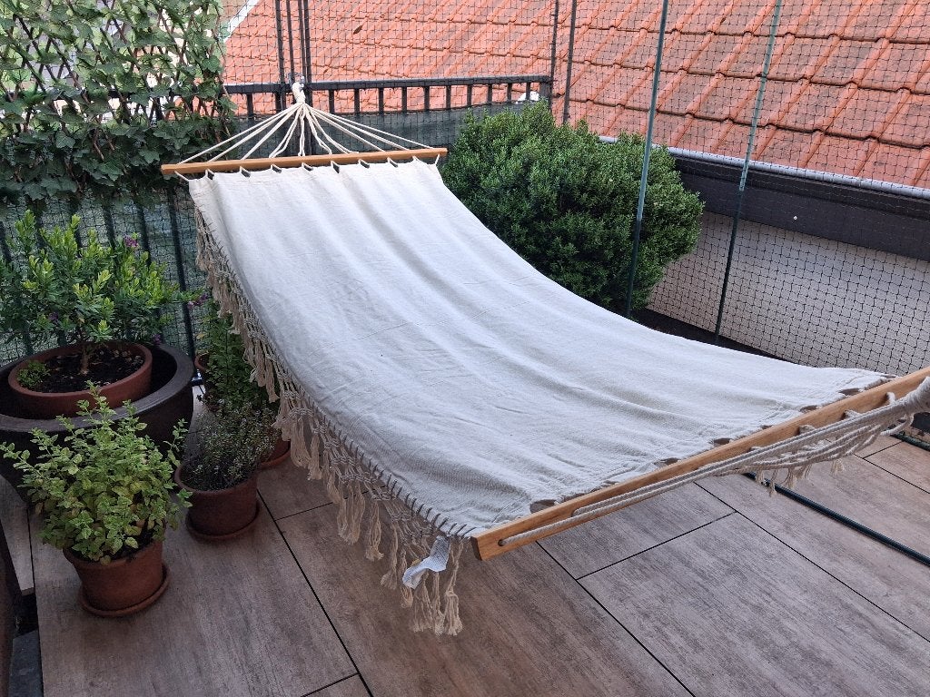 Hangmat in wit/beige stof met houten spreidstang, Tuin en Terras, Hangmatten, Ophalen, Nieuw, Eenpersoons