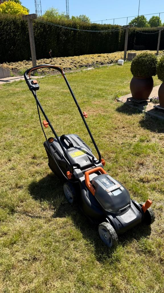 Tondeuse à batterie WG779E Worx - 34 cm, Enlèvement ou Envoi, Utilisé, Démarrage électrique, Moins de 90 cm