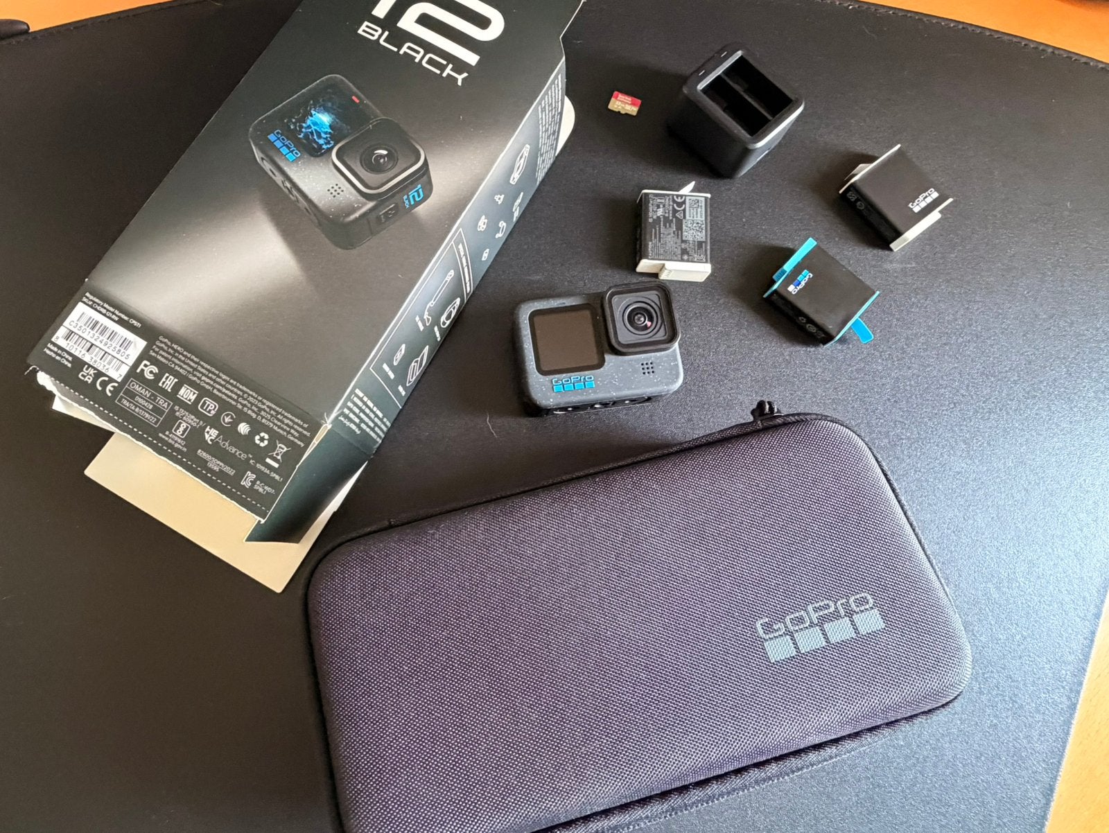 GoPro 12 Black Special Bundle en batterijlader en SD kaartje, Enlèvement ou Envoi, Comme neuf