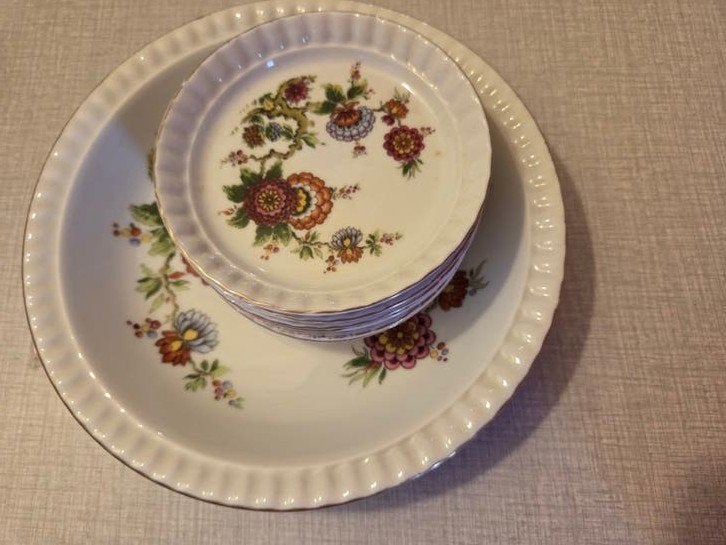 Plat en porcelaine + 6 petits plats., Antiquités & Art, Enlèvement ou Envoi