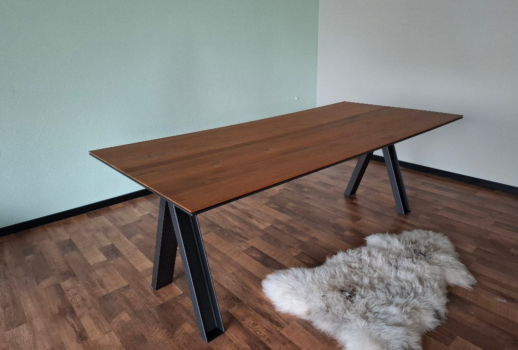Eettafel uit eik/staal 6 tot 8 pers 250 euro, Ophalen