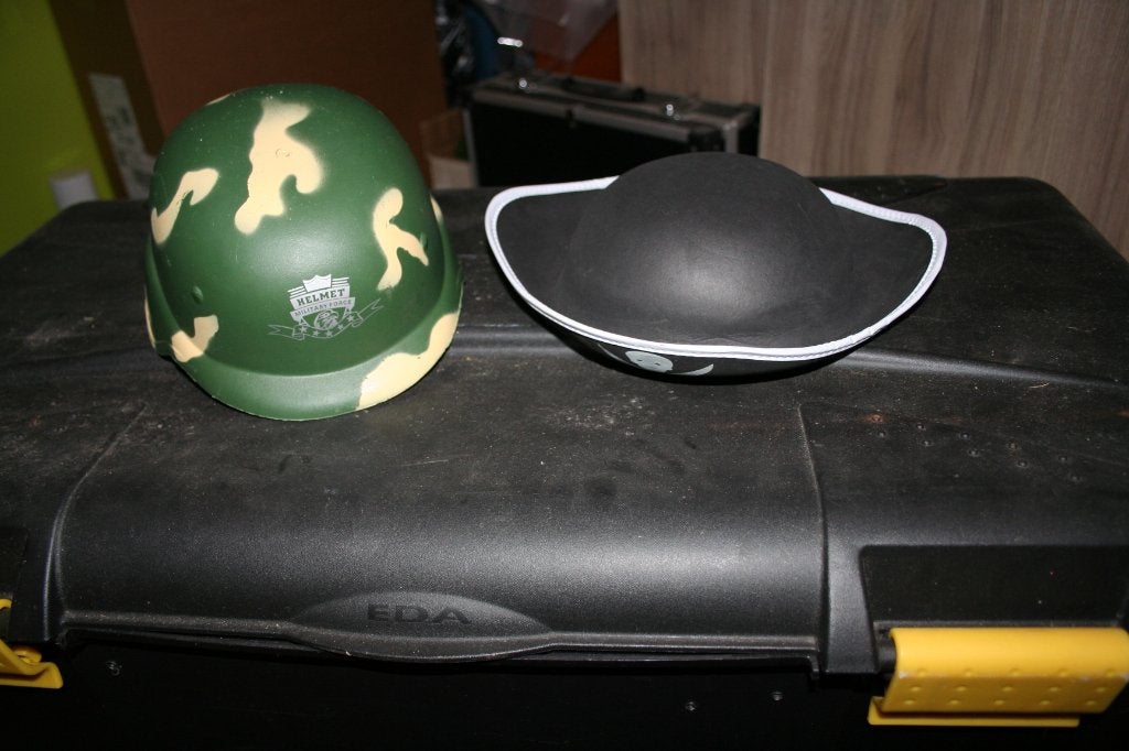 legerhelm en piratenhoed, Ophalen of Verzenden, Zo goed als nieuw, Jongen