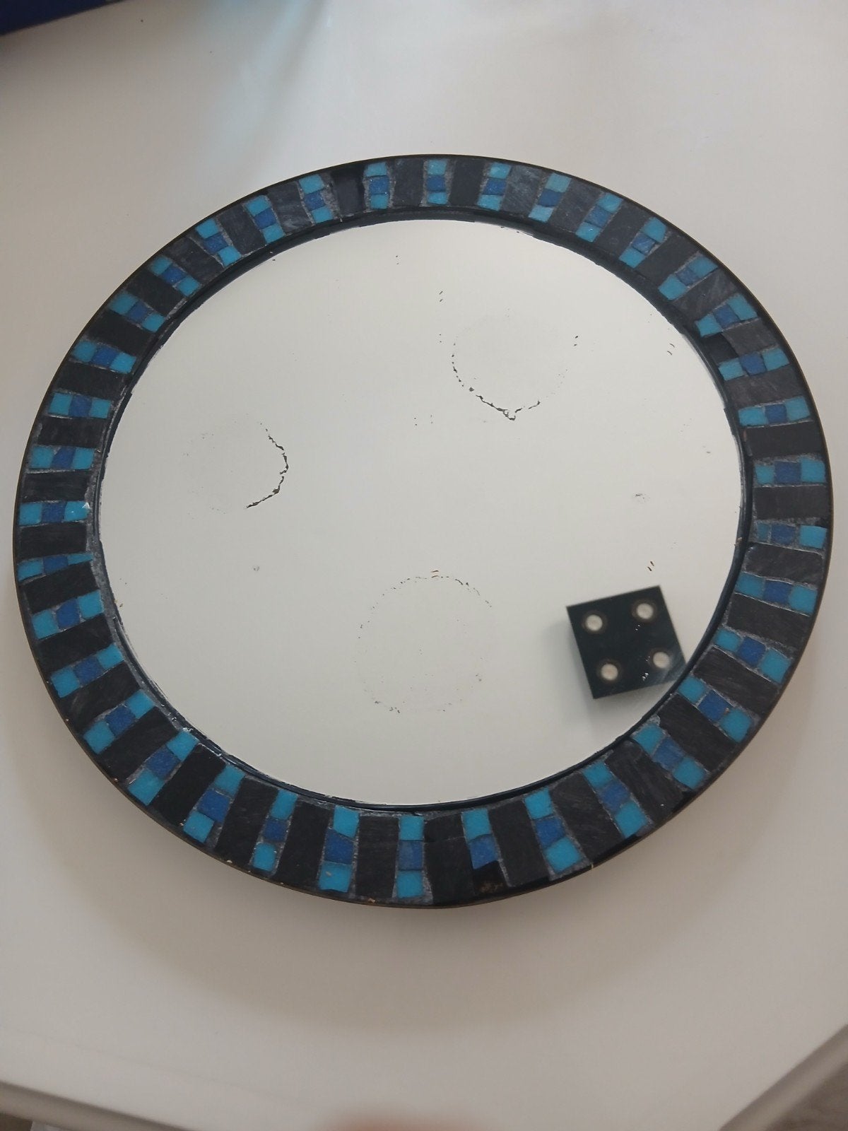 Miroir rond décoratif mosaïque bleu noir
 Cadre mosaïque, Enlèvement