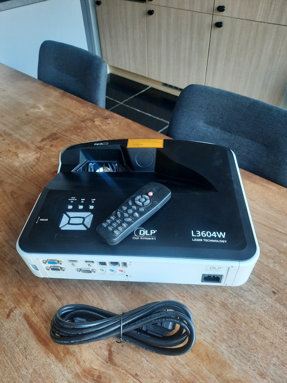short throw lazerbeamer L3604W, Audio, Tv en Foto, Beamers, Ophalen of Verzenden