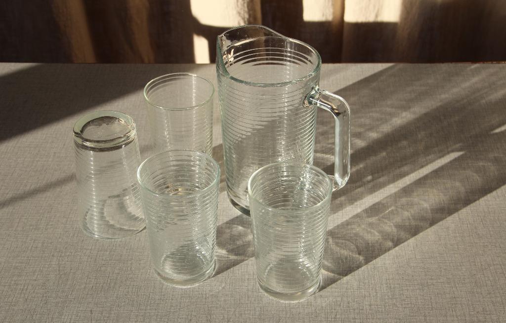 Carafe en verre ligné série mythique SISU IKEA, Huis en Inrichting, Keuken | Servies, Zo goed als nieuw, Kom(men), Overige stijlen