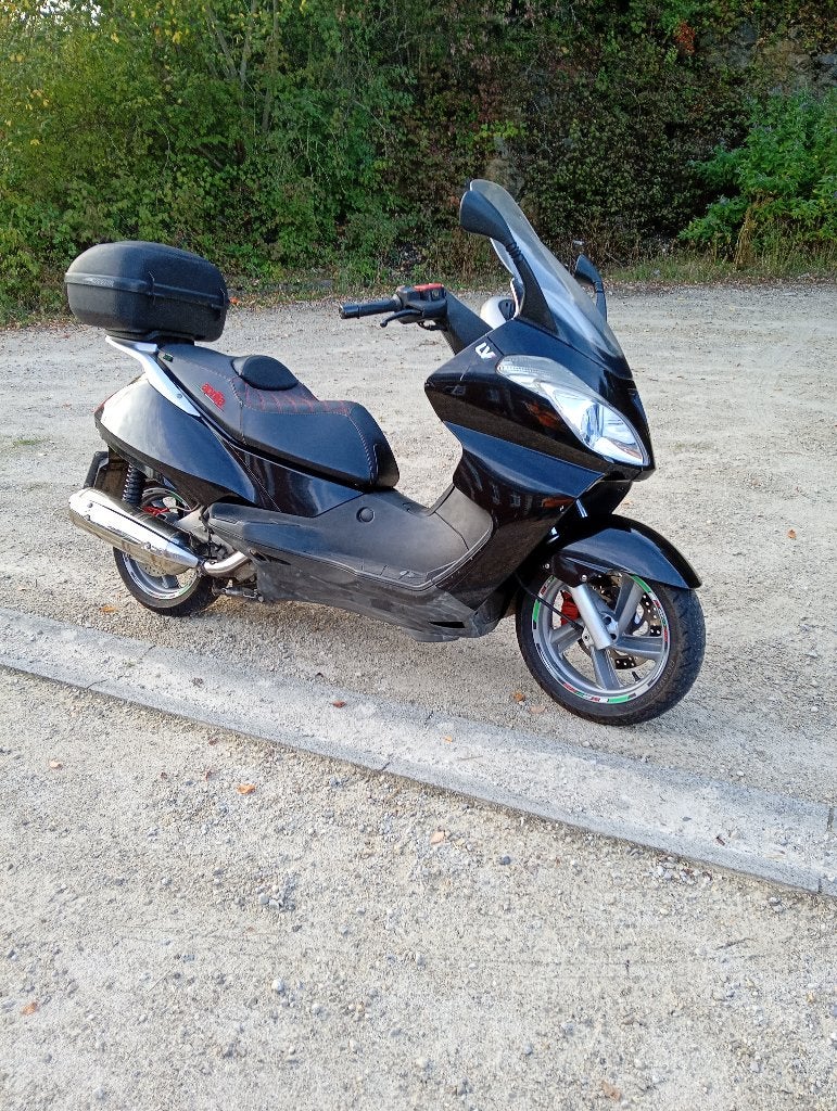 SCOOTER APRILIA ATLANTIC 400, Scooter, 399 cm³, Éclairage LED, 12 à 35 kW
