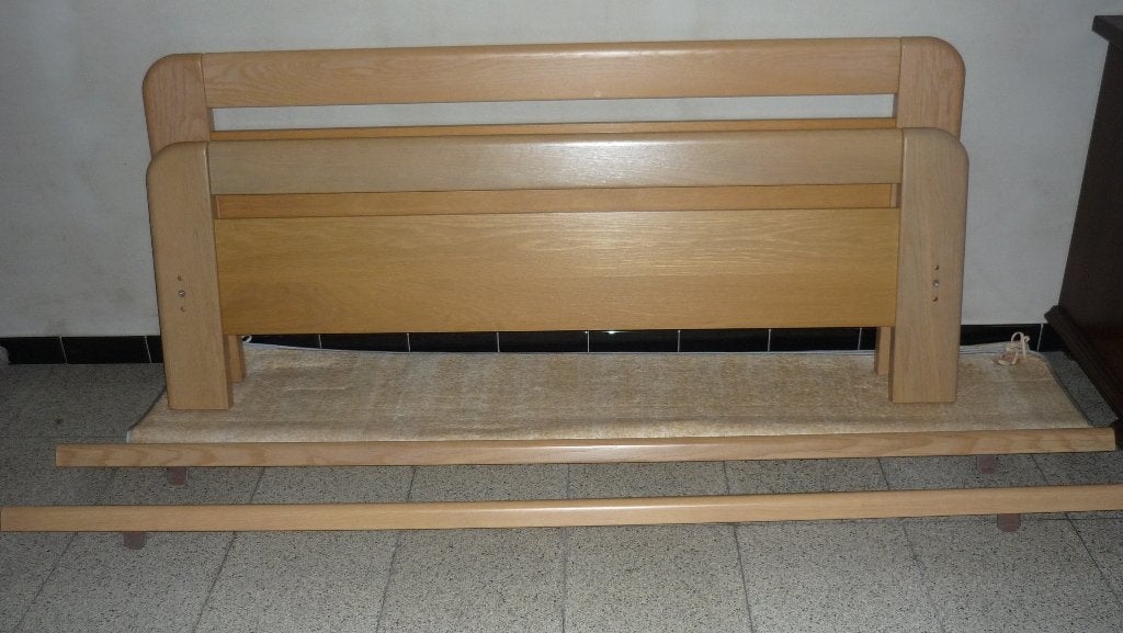 Modern stevig bed in hout, Huis en Inrichting, Slaapkamer | Bedden, Zo goed als nieuw, Tweepersoons, 160 cm, 200 cm, Hout, Crème