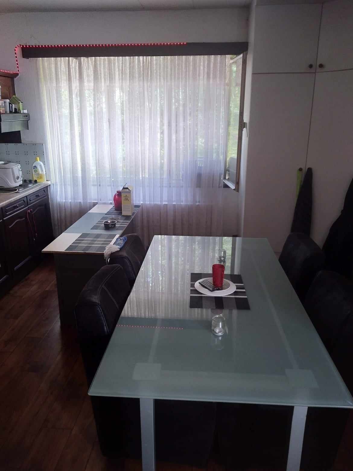 Mooie tafel in groen melkglas zowel voor buiten als binnen, Huis en Inrichting, Ophalen