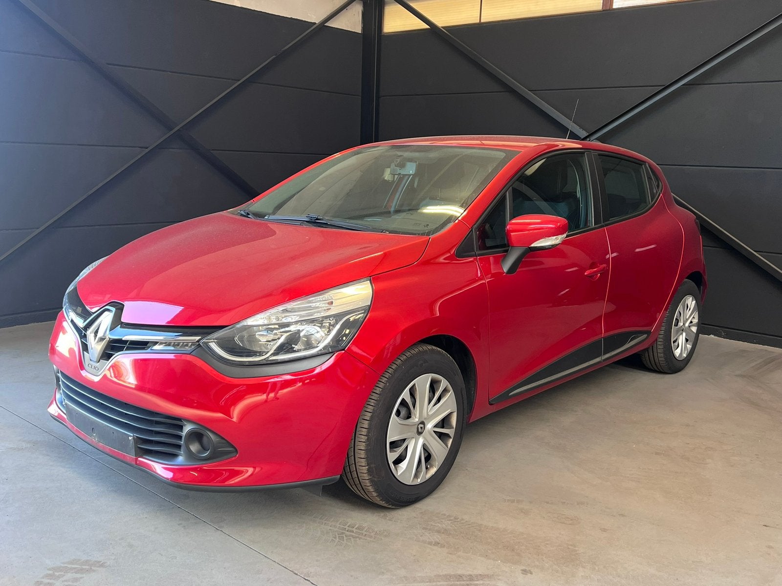 Renault Clio 0.9tce benzine, bj2015, 102.000km, 1j garantie, Autos, Renault, Rouge, Achat, Euro 6, Entreprise