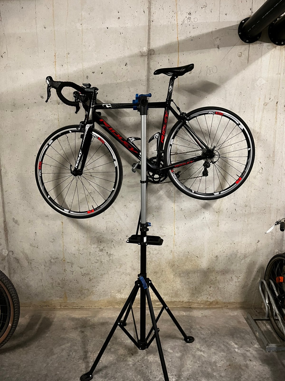 Support à vélo, pour l'entretien du vélo., Vélos & Vélomoteurs, Enlèvement, Comme neuf