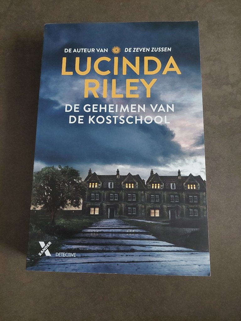 De geheimen van de kostschool, Boeken, Ophalen of Verzenden, Zo goed als nieuw, Lucinda Riley