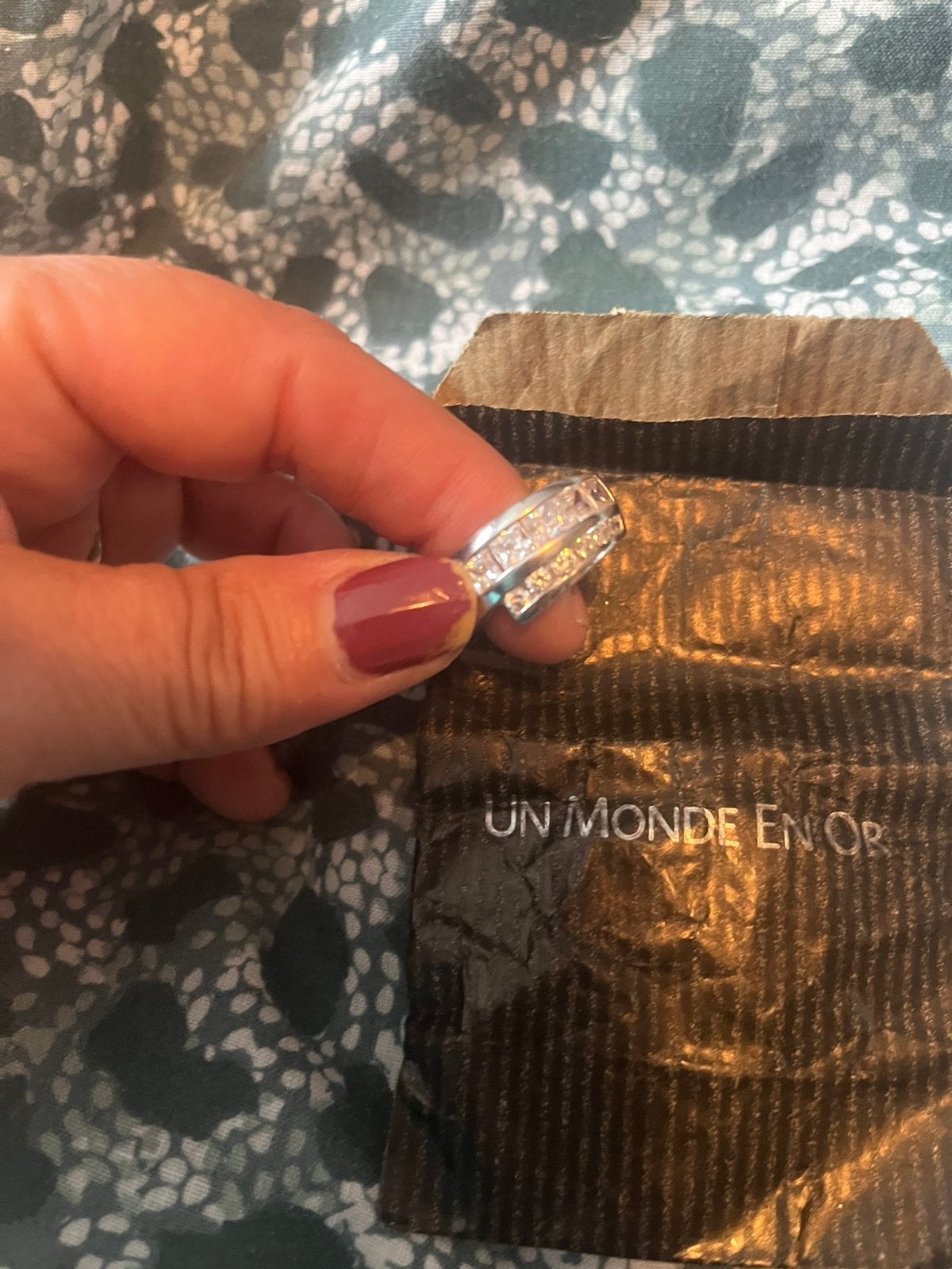 Nieuw zilveren ring met steentjes.Merk,Un Monde En Or, Bijoux, Sacs & Beauté, Bagues, Neuf, Enlèvement ou Envoi, Avec cristal