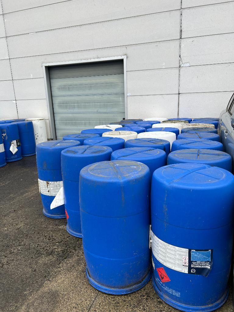 blauwe en witte tonnen, Tuin en Terras, Regentonnen, Zo goed als nieuw, Kunststof, 150 liter of meer, Ophalen