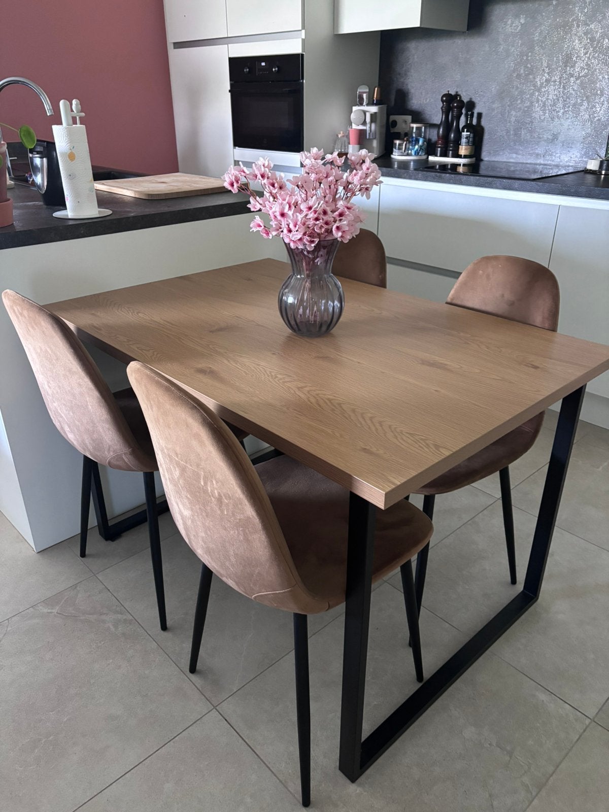 Moderne eettafel houtlook met zwart metalen onderstel, Huis en Inrichting, Tafels | Eettafels, Ophalen, Zo goed als nieuw