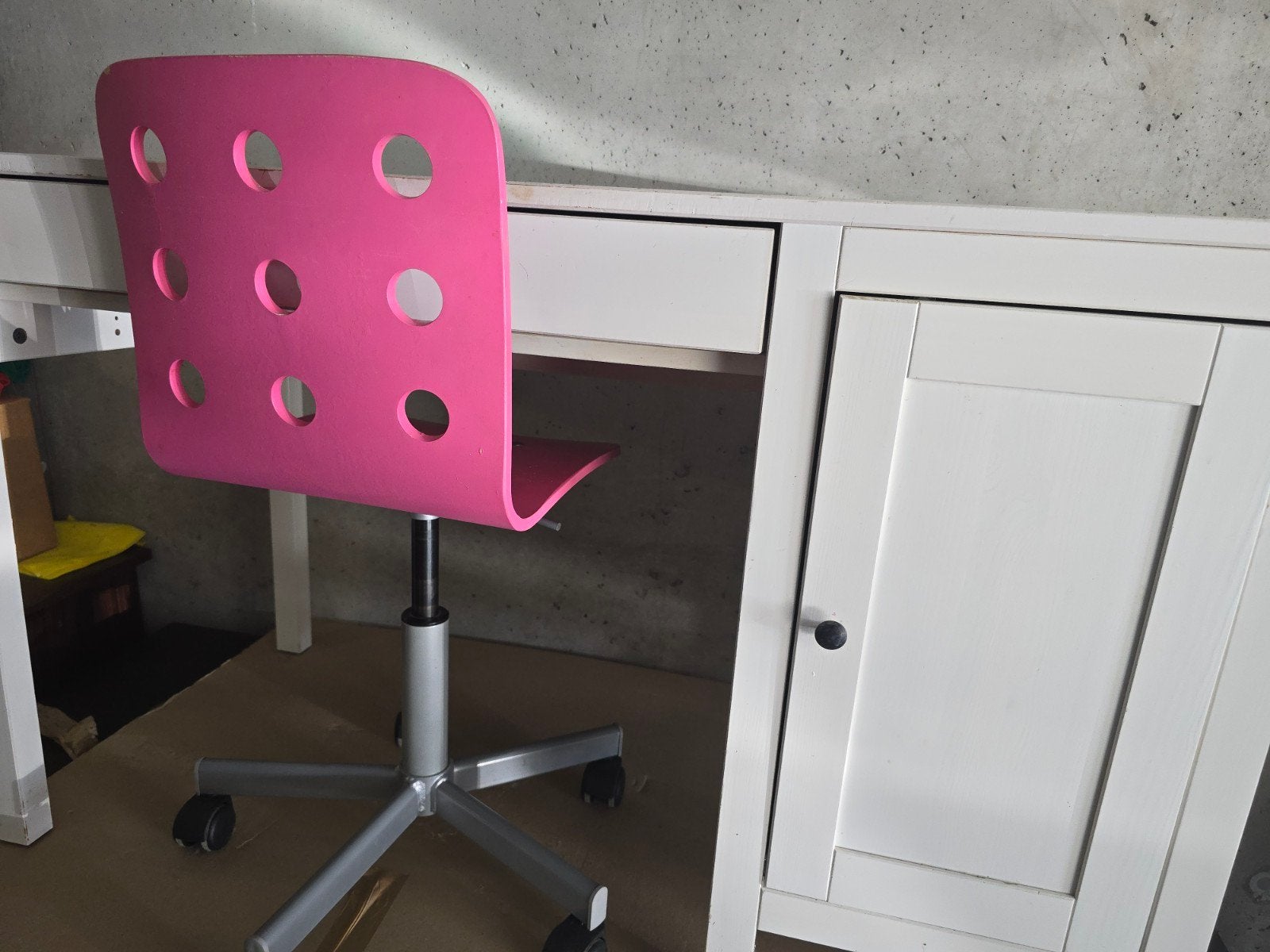 Witte bureau met roze stoel, Huis en Inrichting, Bureaus, Ophalen, IKEA, Roze
