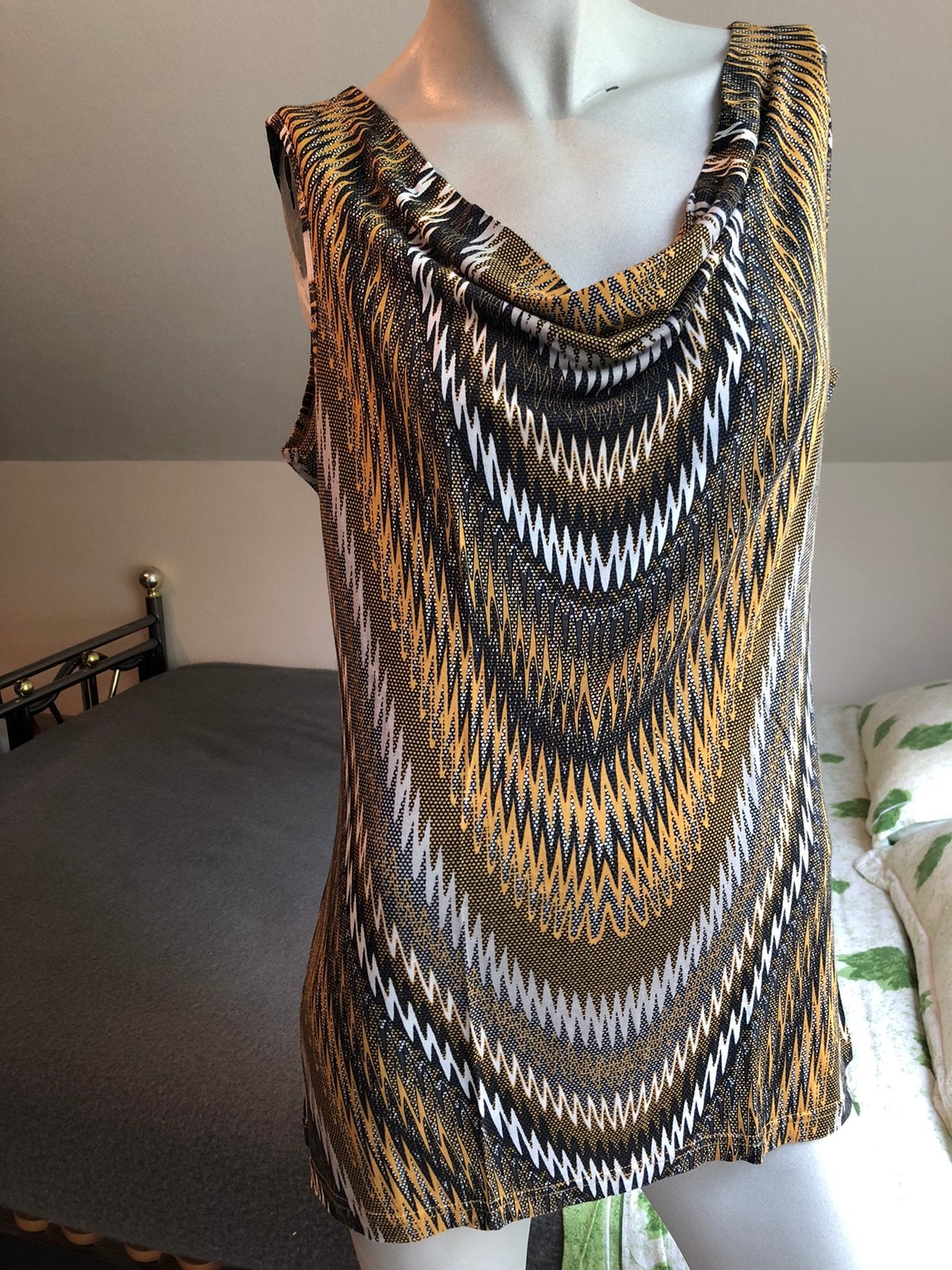 Topje zwart/ oker maat 38, Kleding | Dames, Topjes, Zwart, Zo goed als nieuw, Zonder mouw, Ophalen