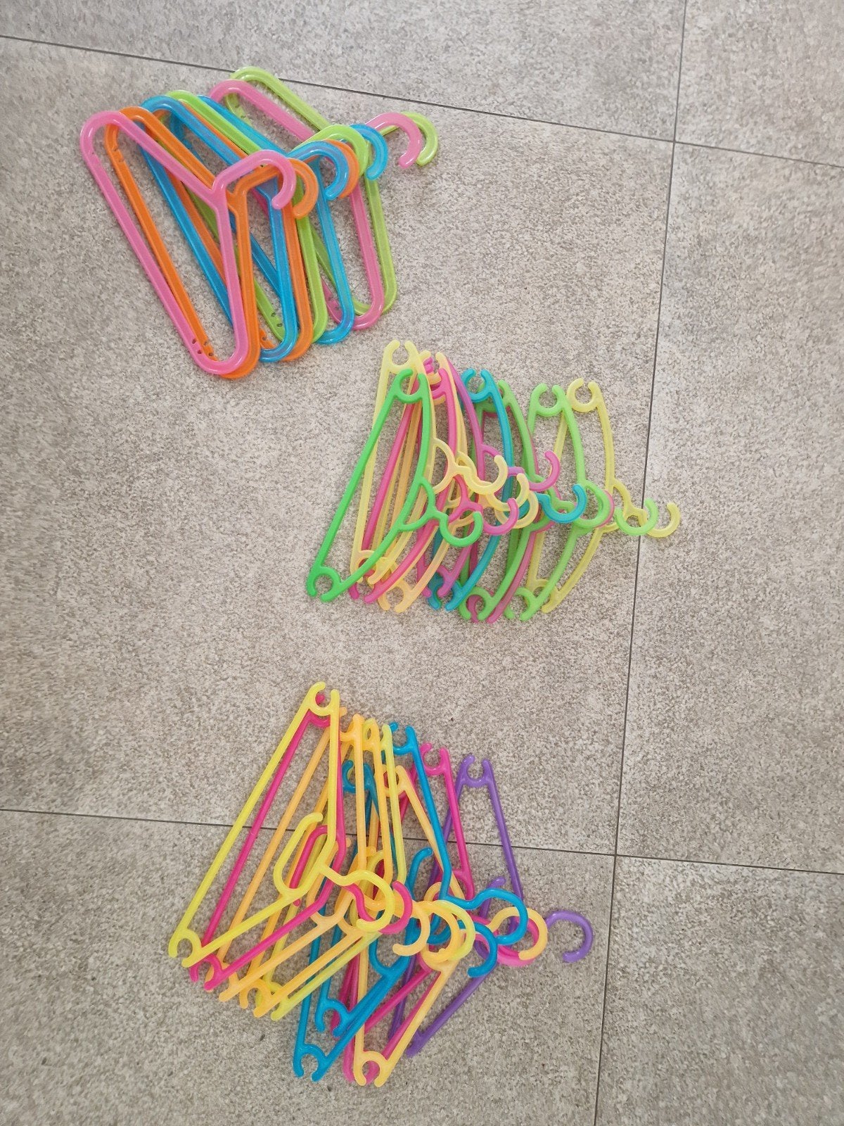 31 kleurrijke kleerhangers, Ophalen of Verzenden, Gebruikt, Kunststof, Kinderen en Volwassenen