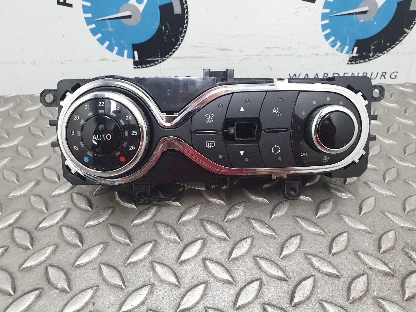 RENAULT CLIO KACHEL BEDIENINGSPANEEL 2013, Ophalen of Verzenden, Gebruikt, Stiba lid