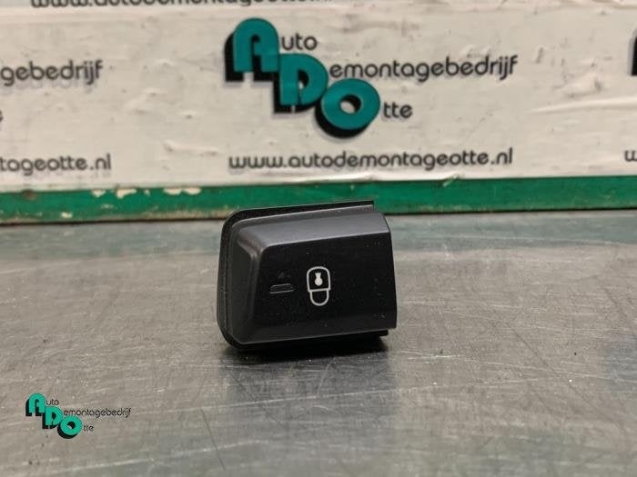 Commutateur verrouillage central des portes d'un Peugeot 208, -, 3 mois de garantie, Utilisé, -