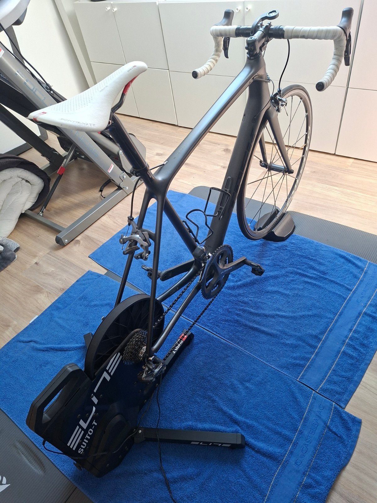 Fietstrainer Elite - suito T  en  racefiets Trek emonda SL 5, Fietsen en Brommers, Fietsen | Racefietsen, Ophalen of Verzenden