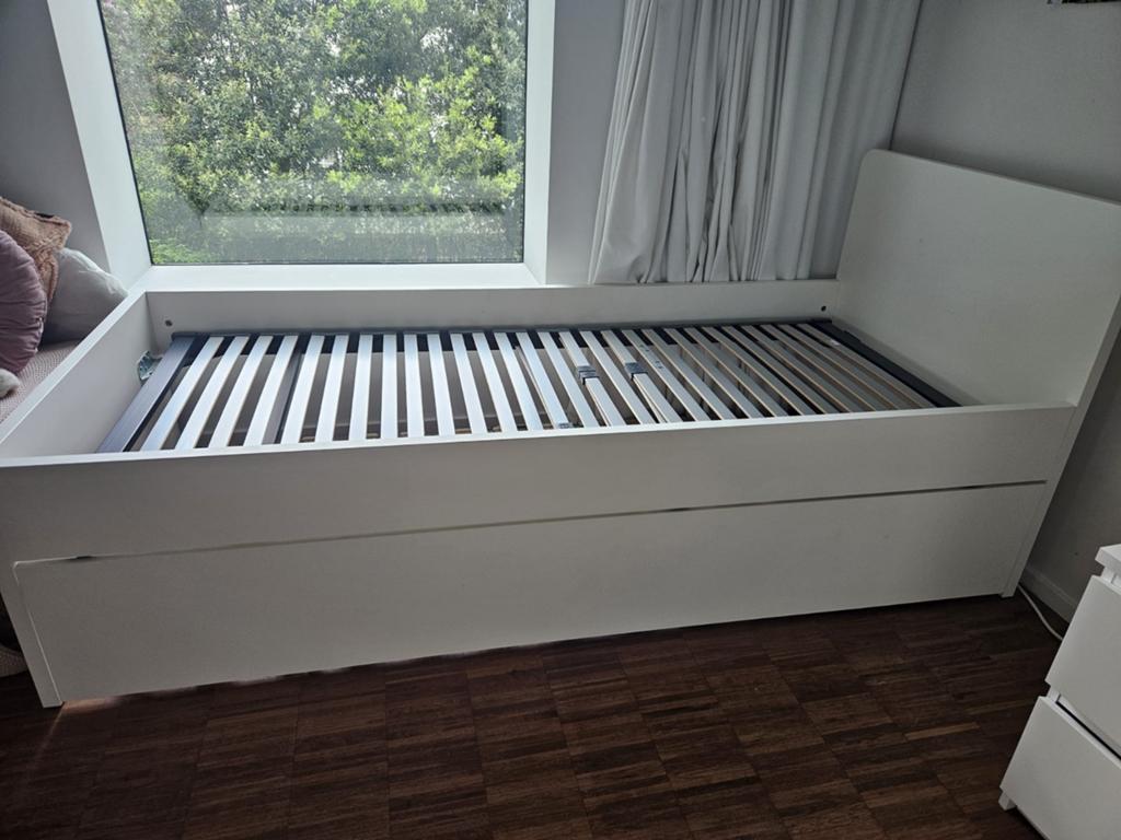 Bed met onderschuifbed op pootjes, Huis en Inrichting, Slaapkamer | Bedden, Wit, Ophalen