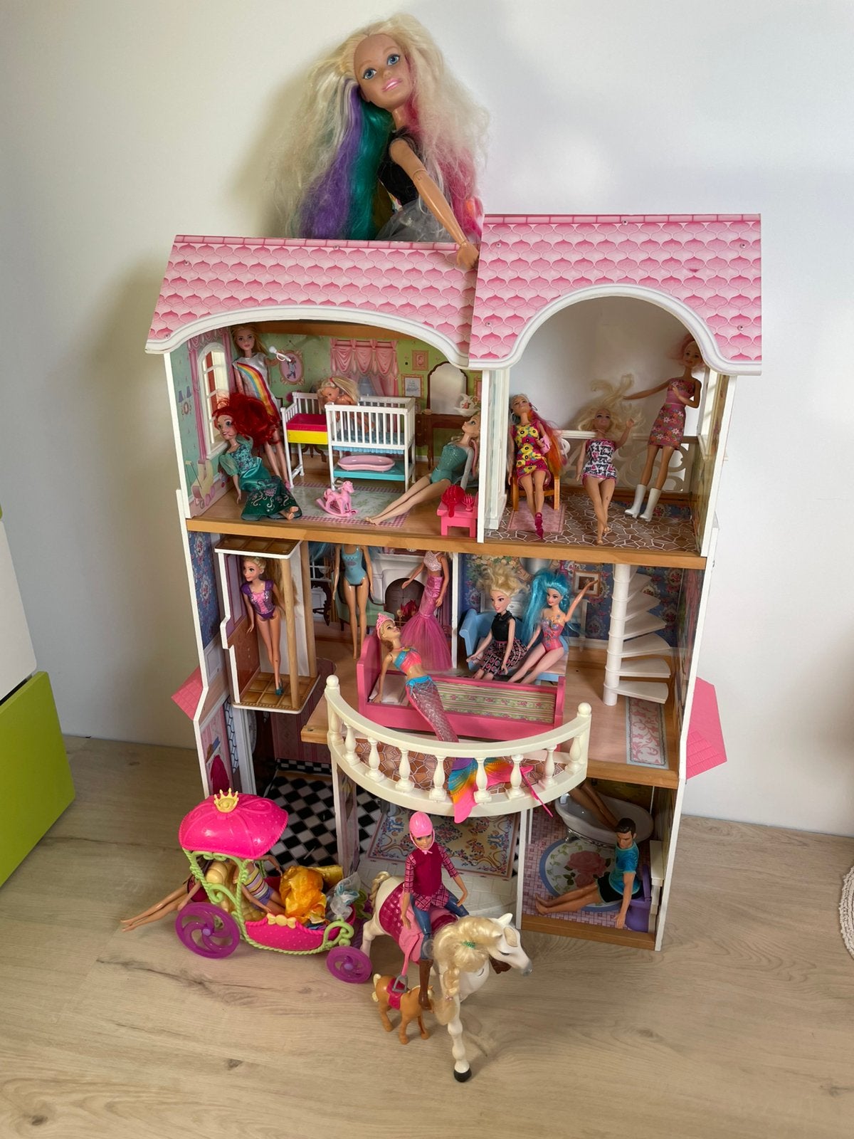 Groot popenhuis, inclusief poppen en extra’s, Ophalen, Gebruikt, Barbie