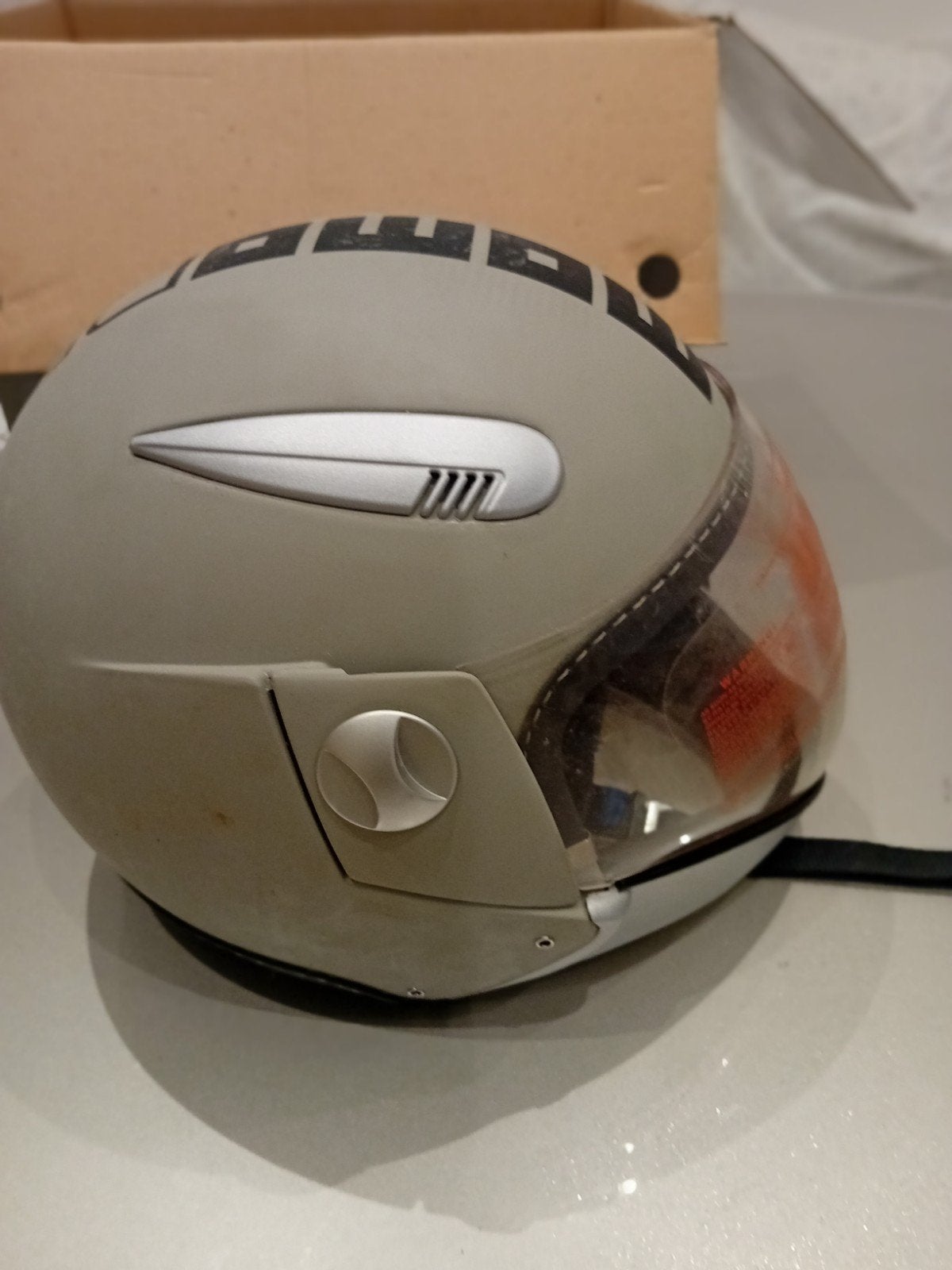 Casques momo design tailles
Beige  s 
Noir xs, Enlèvement