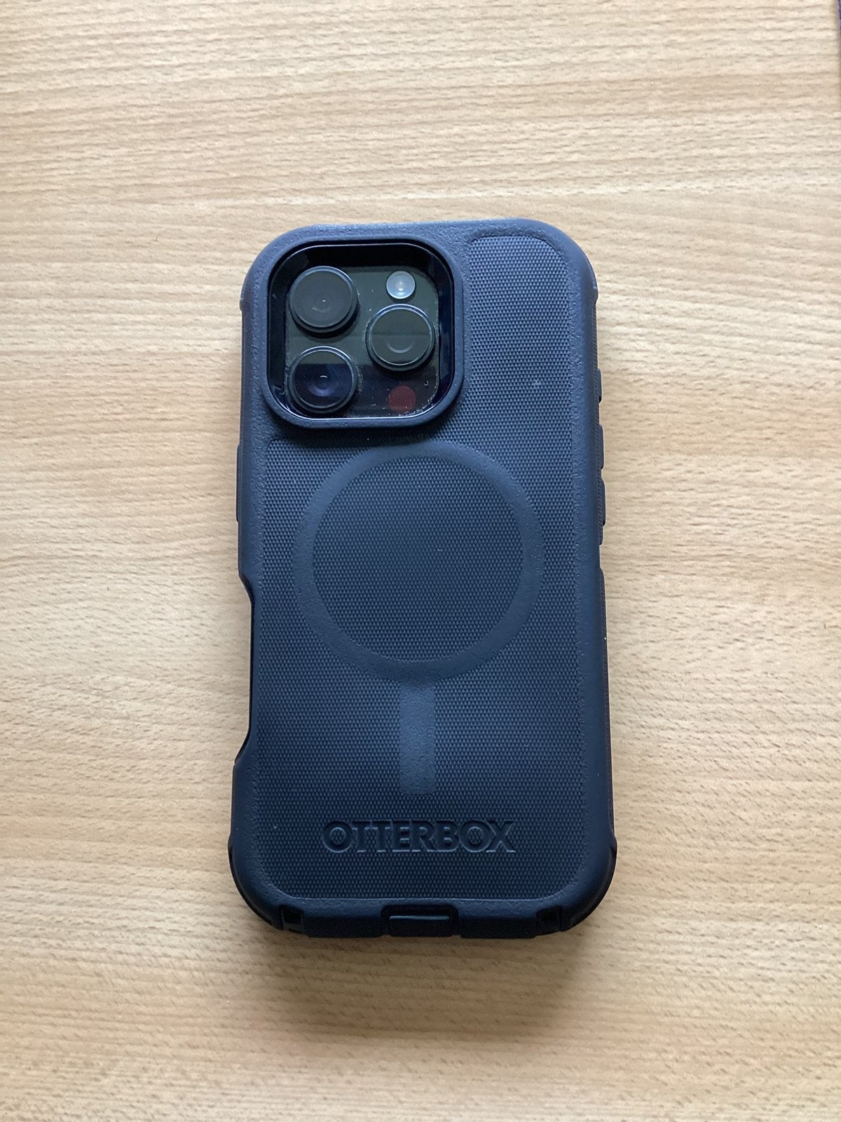 Degelijke otterbox hoes voor iphone 16 pro, Chargement sans fil, Étui de chargement, Comme neuf, Silicone