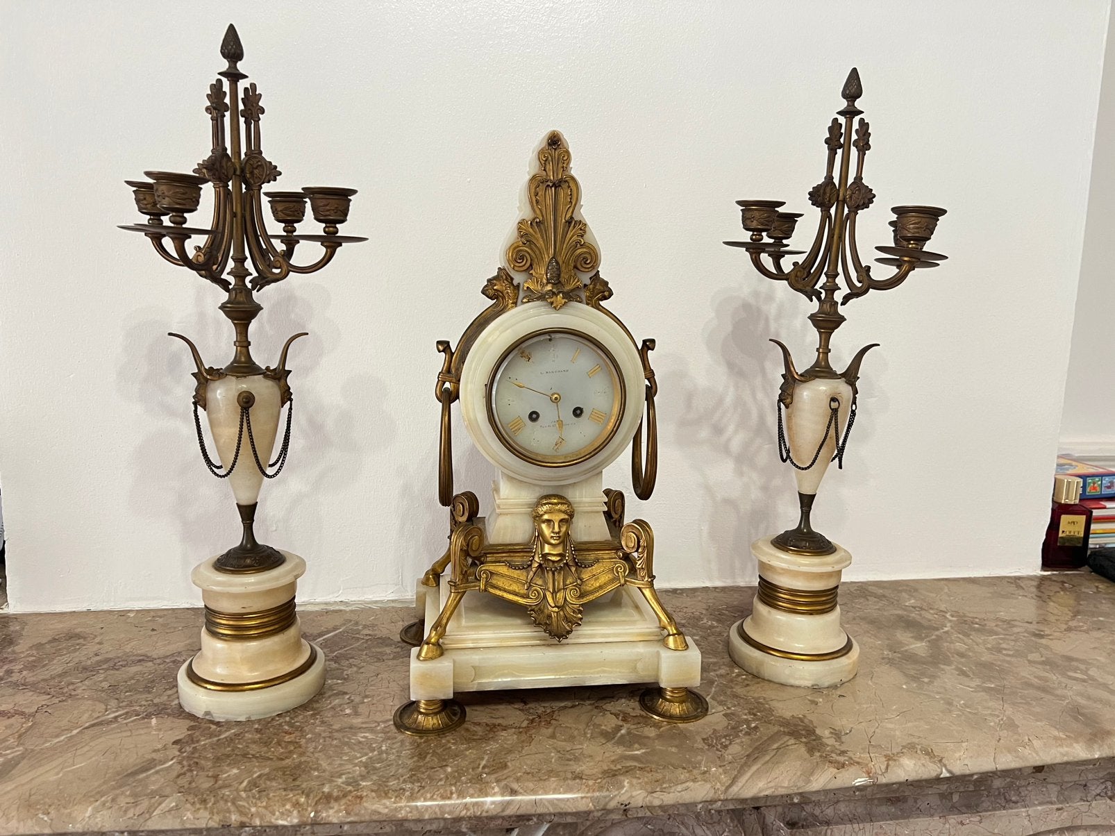 Horloge avec garniture, Enlèvement