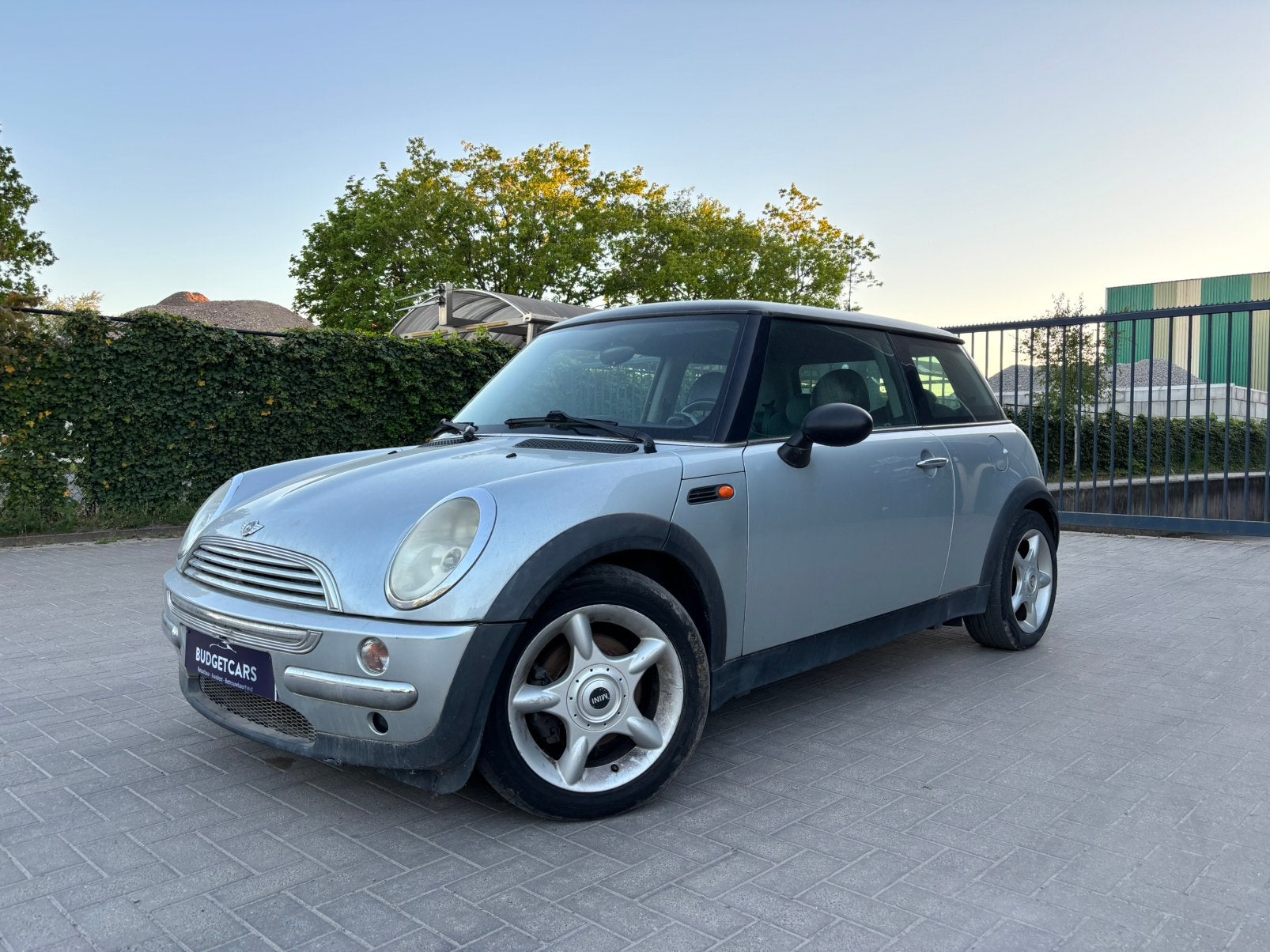 Mini Cooper One 1.4i Essence/167.000km/Climatisation/2 350€, Autos, Mini, Argent ou Gris, Achat, Entreprise, Boîte manuelle