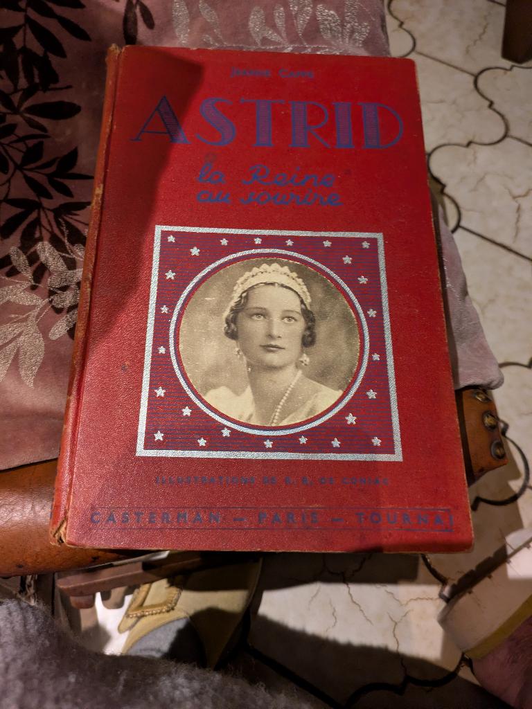 Astrid, la reine au sourire, Ophalen of Verzenden, Gebruikt, Tijdschrift of Boek