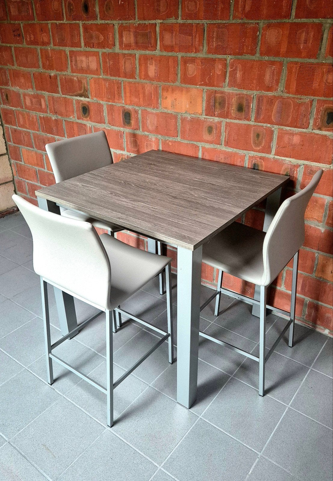 Tafel met stoelen, Ophalen
