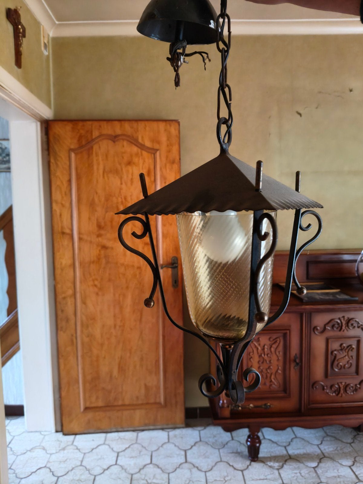 Smeedijzeren lantaarn hanglamp met amberkleurige geribbeld, Antiek en Kunst, Ophalen