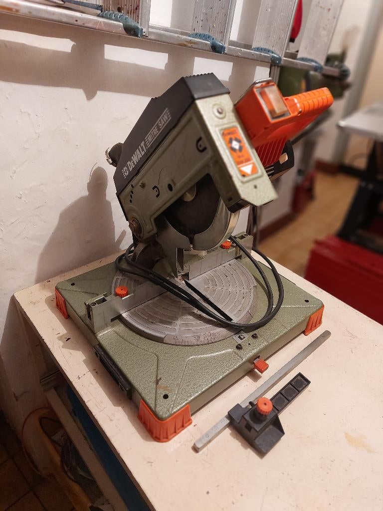 Zaagmachine DEWALT, Ophalen, Cirkelzaag, 600 tot 1200 watt, Zo goed als nieuw