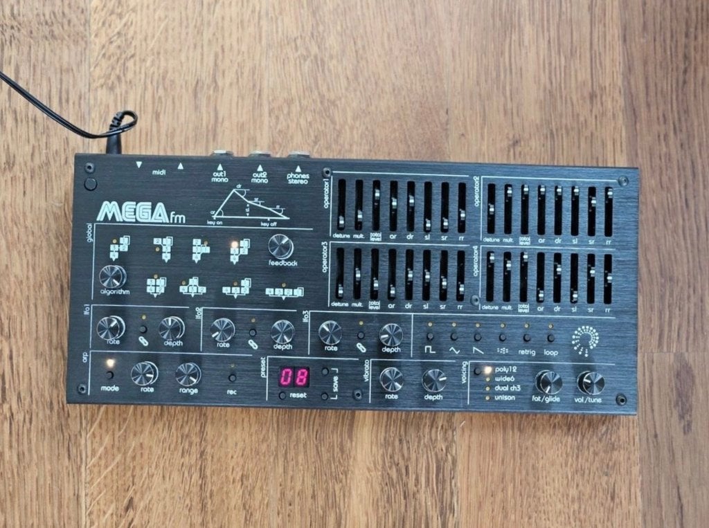 Twisted-Electrons MegaFM synth, Muziek en Instrumenten, Overige merken, Zo goed als nieuw, Met midi-aansluiting, Overige aantallen