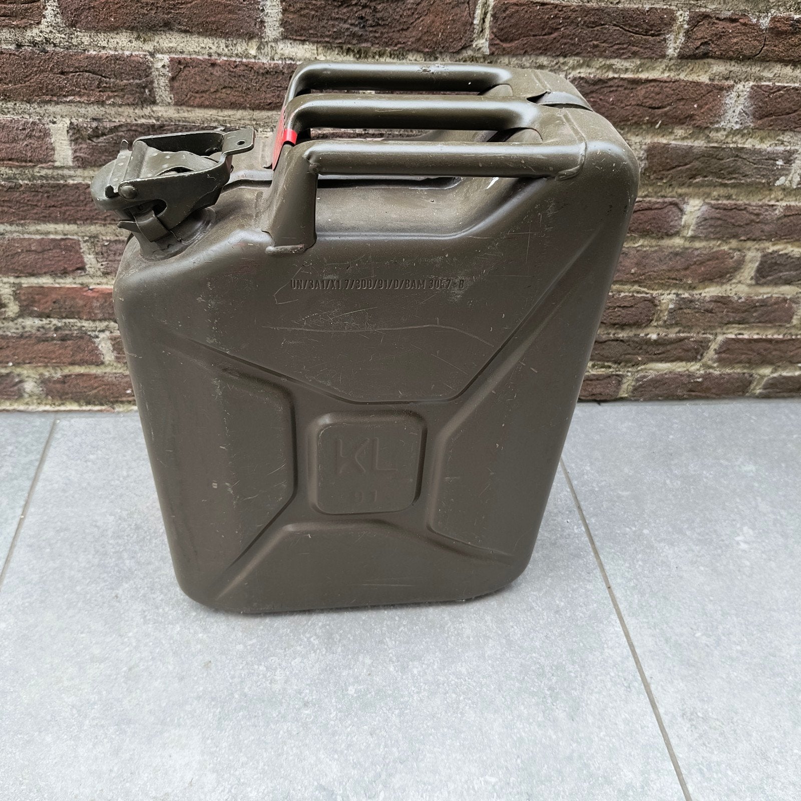 leger jerrycan, Ophalen