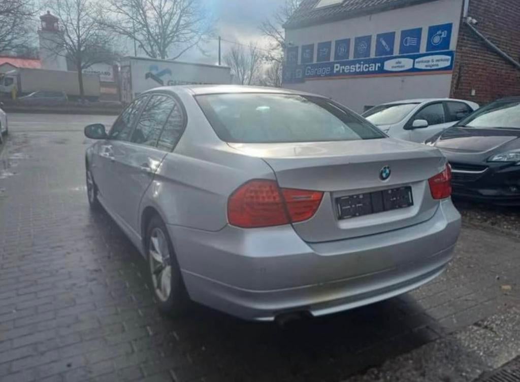 Bmw 318D vente avec controle feuille rose., Auto's, Euro 5, Achterwielaandrijving, Zwart, 4 cilinders