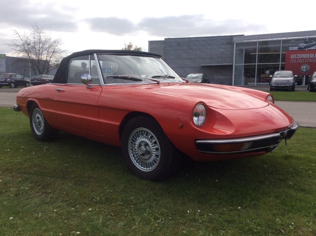 Zeer mooie Alfa Romeo Spider, Zwart, 4 cilinders, Cabriolet, 1600 cc